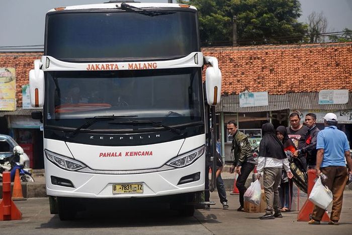Sejumlah warga antre masuk bis antar provinsi untuk mudik lebih awal di Terminal Bus Pakupatan, Serang, Banten, Kamis (23/4/2020). 