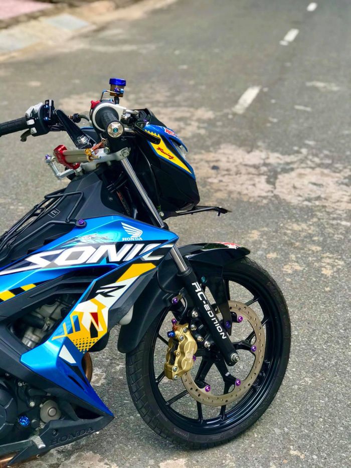 Rem depan Honda Sonic 150R ini pakai kaliper Brembo empat piston