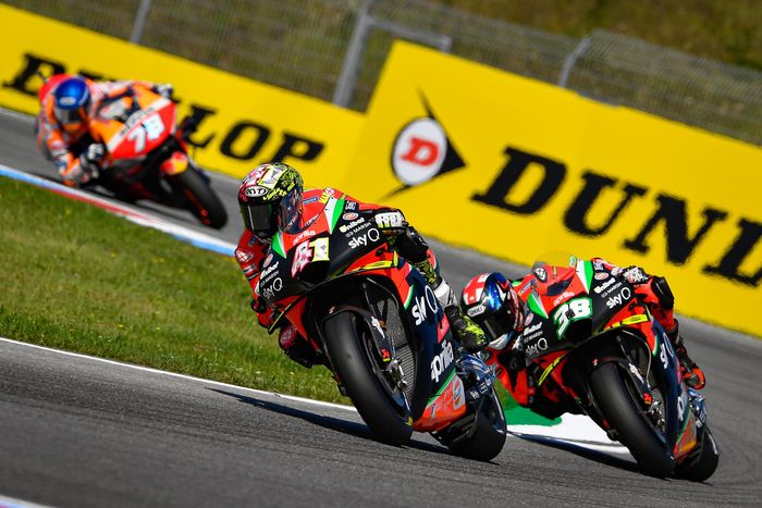 Aleix Espargaro dan rekan setimnya saat ini yaitu Bradley Smith di Aprilia Racing Team Gresini