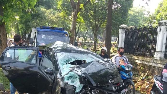 Kondisi Daihatsu Ayla usai ditampar kereta api di Tanah Kusir, Kebayoran Lama, Jakarta Selatan