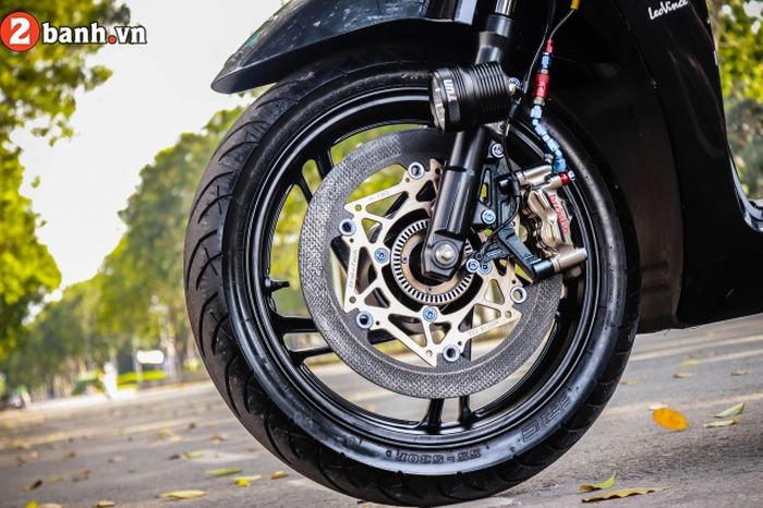 Rem depan Honda SH150i memakai kombo kaliper Brembo dan cakram karbon