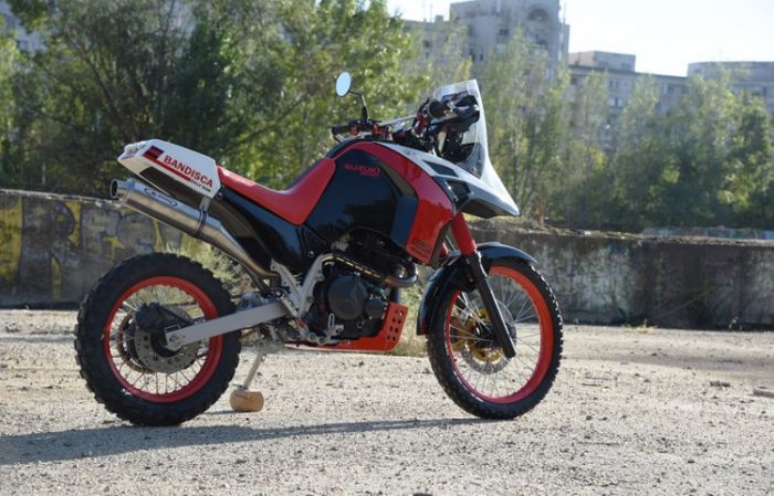 Suzuki DR800 yang rupawan dan menawan