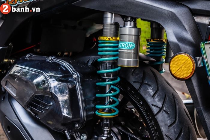 Shock belakang Honda SH150i ini memakai Nitron