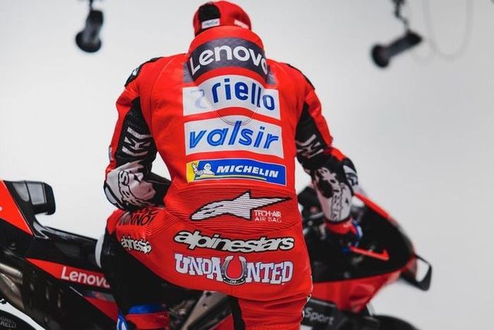 Tulisan Undaunted di wearpack Andrea Dovizioso yang punya arti tak mudah terintimidasi dan dtak mudah menyerah.