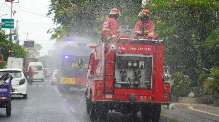 Sinergi antara Damkar dan Polresta Denpasar, Semprot Disinfektan di Wilayah Denpasar 