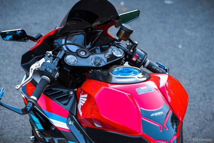 Segitiga pakai Suzuki GSX-R600 berikut suspensi upside down.