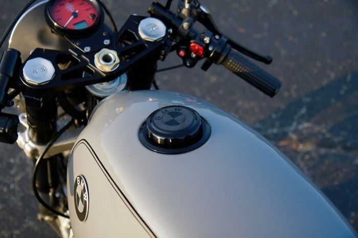 BMW R100 ini pakai setang clip-on untuk menguatkan kesan cafe racer