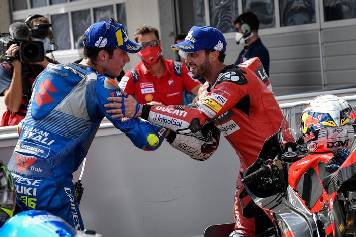 Joan Mir diberi ucapan selamat oleh Andrea Dovizioso usai meraih podum kedua di MotoGP Austria 2020.