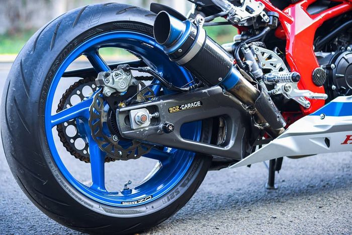Bagian swing arm memakai kepunyaan Yamaha YZF-R1.