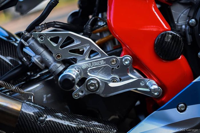 Footstep underbone NUI Racing biar posisi riding semakin sporty.