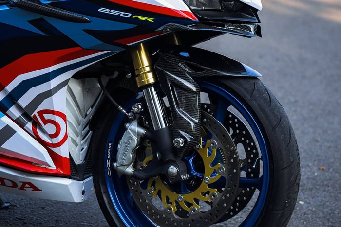 Sektor pengereman juga diupgrade, kaliper Brembo 4P plus cakram Delkevic.