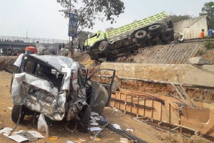 Mobil ringsek akibat kecelakaan beruntun di Tol Cipularang Purwakarta, Senin (2/9/2019). 