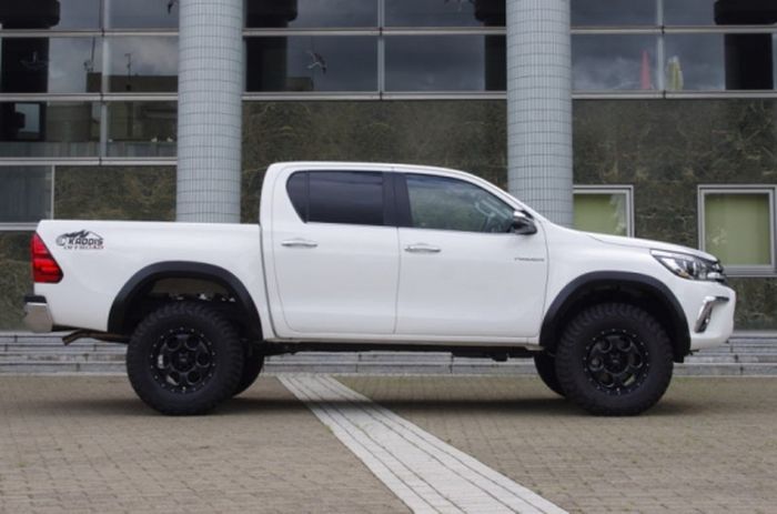 Tampilan samping modifikasi Toyota Hilux kreasi Roadhouse