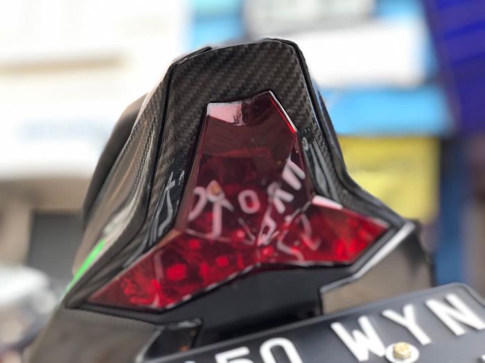 Cover stoplamp juga dilapis carbon kevlar.