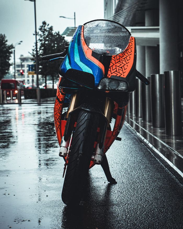 Headlampnya hanya dibuat sebelah