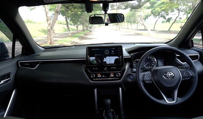 Interior dominan berwarna hitam, dengan head unit 9 inci berlayar tajam