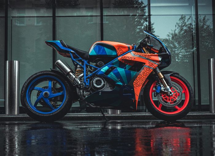 Neytiri, motor bermesin Ducati Hypermotard dengan rangka Ducati 996