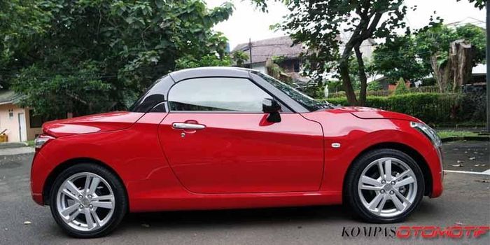 Daihatsu Copen lebih pendek 20 cm, lebih ramping 12,5 cm, dan lebih rendah 24 cm dari Ayla.