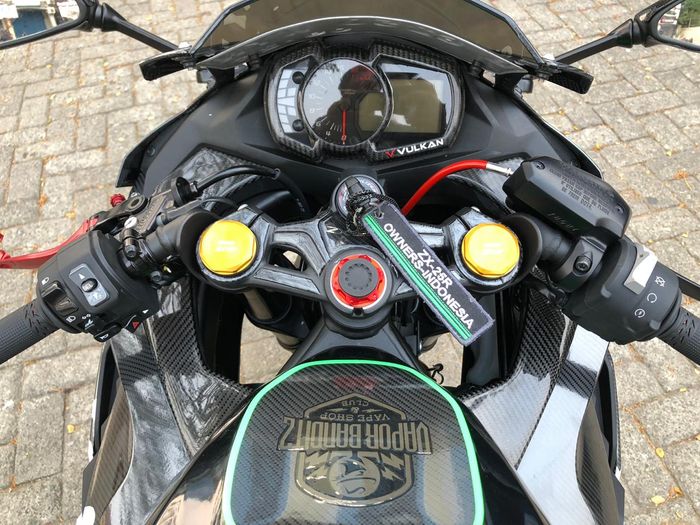 Bagian dashboard dilapis carbon kevlar.