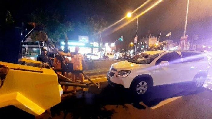 Chevrolet Orlando yang terjungkal ke got kawasan Serpong, Tangerang Selatan berhasil dievakuasi