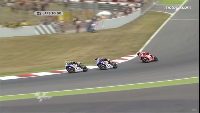 Momen ketika Valentino Rossi menyalip Jorge Lorenzo di MotoGP Catalunya 2009