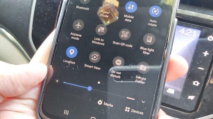 Smart View di handphone Samsung A80 untuk mirroring ke head unit Toyota Rush