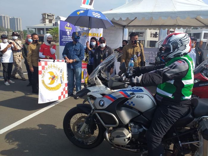 Ketua MPR Bambang Soesatyo (pegang bendera) melepas kepergian tim