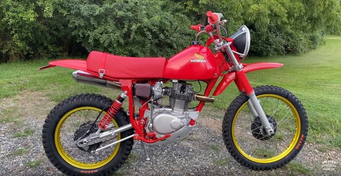 Bodi Honda XL250 ini dibuat full merah