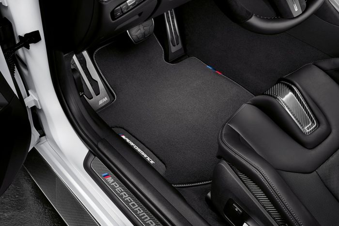 Karpet alcantara dengan logo M Performance