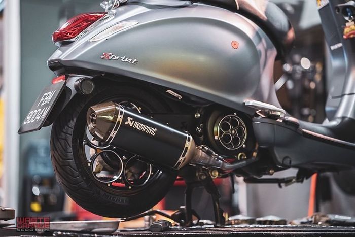 Knalpot Akrapovic terpasang
