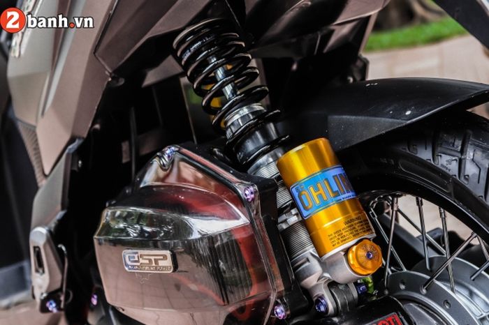 Shock belakangnya pakai Ohlins