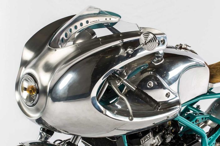 Fairing alloy yang tampak menyatu pada tangki Yamaha RD350 ini