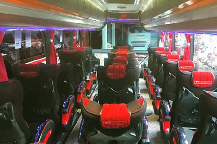 Kursi social distancing pada interior armada bus garapan Karoseri Tentrem