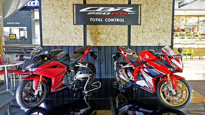 sosok Honda CBR250RR SP QS yang ada di atrium utama Plaza Ambarrukmo.