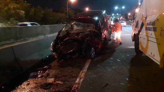 Suzuki Ertiga hancur parah usai mendongkel Toyota Dyna di tol Kamal