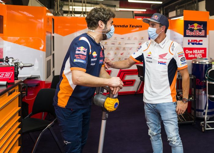 Marc Marquez dengan crew chief Santi Hernandez di paddock Repsol Honda di MotoGP Catalunya 2020 (24/9)