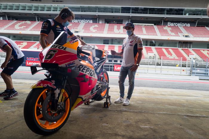 Marc Marquez merasakan hembusan gas buang dari knalpot Honda RC213V di paddock Repsol Honda di MotoGP Catalunya 2020 (24/9)