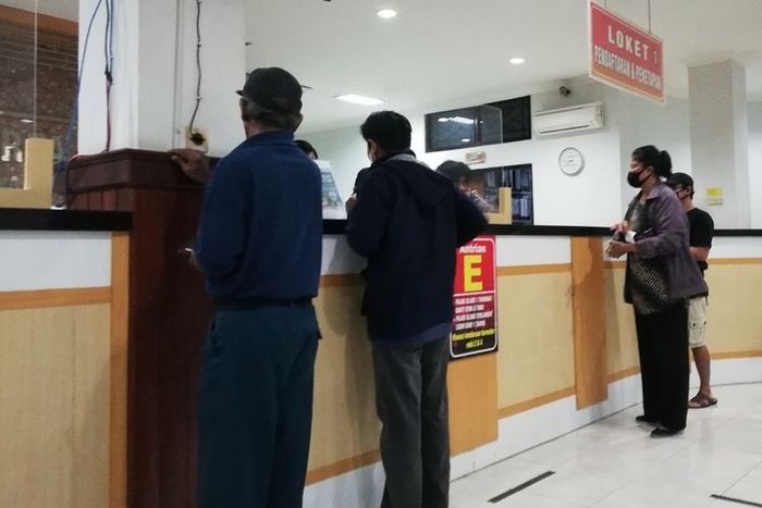 Sejumlah warga melakukan pengurusan pajak kendaraan bermotor di kantor Samsat Solo(ari purnomo) 