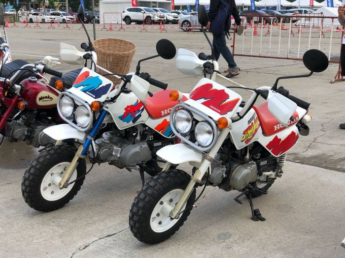 Honda Monkey Baja generasi pertama (kanan) dan kedua (kiri).