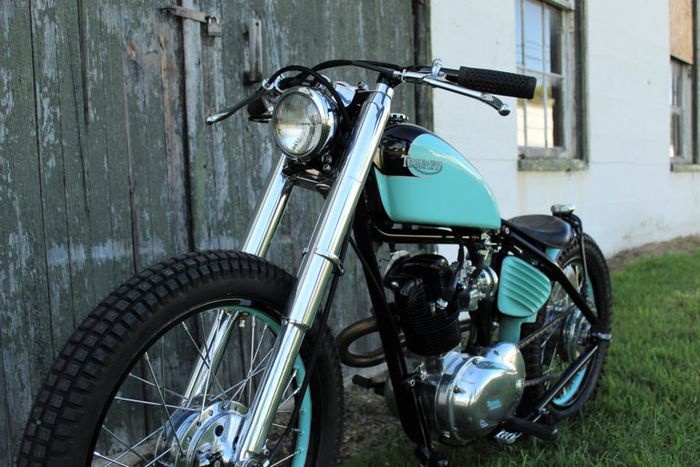 Triumph Tiger Cub ini digarap sendiri oleh Emmi, putri Jeremy Cubb owner LC Fabrication