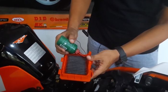 Filter udara wajib juga diberi pelumas 