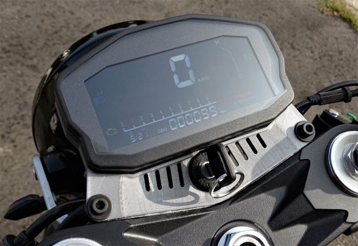 Panel instrumen Honda CB400F ini pakai model LCD