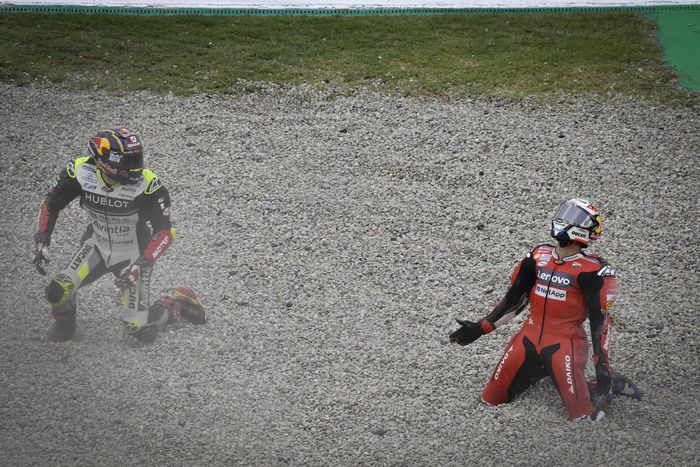 Andrea Dovizioso pasrah usai terjatuh akibat crash bersama Johann Zarco di MotoGP Catalunya 2020