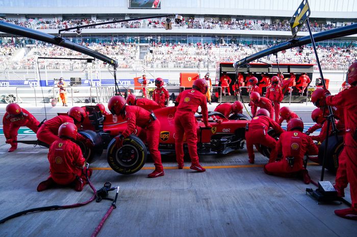 Pit Stop Sebastian Vettel diperlambat untuk menahan lajur tim Renault yang beresiko menyalip Charles Leclerc