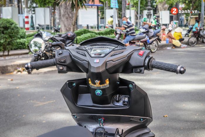 Ada panel instrumen Koso dan steering damper Ohlins pada kepala Honda Air Blade ini