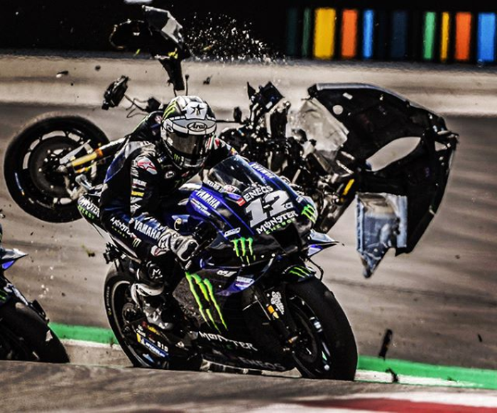Serpihan motor Johan Zarco nyaris mengenai Maverick Vinales pada MotoGP Austria (16/9/2020).