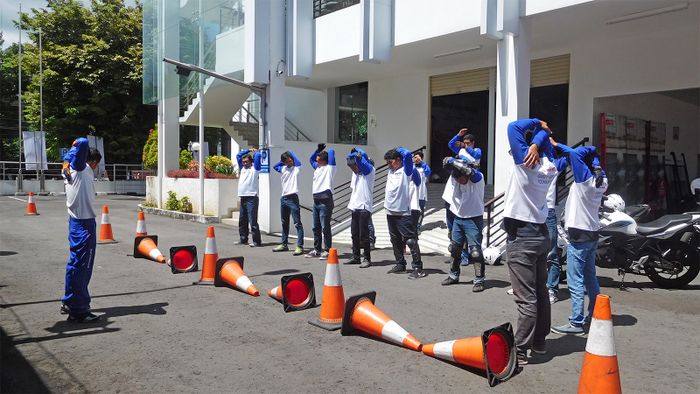 pemanasan sebelum melakukan touring bersama Safety Riding Supervisor Astra Motor Yogyakarta