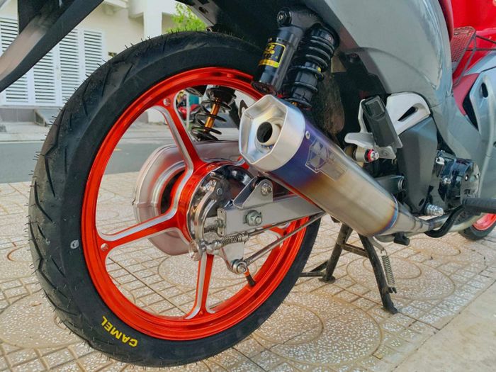 Honda Future 125 ini juga diberi shock belakang RCB dan exhaust system aftermarket