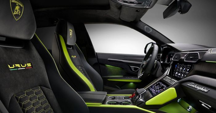 Tampilan kabin Lamborghini Urus dengan opsi Graphite Capsule.
