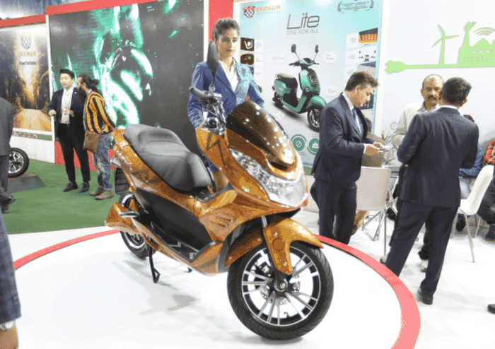 penampakan skuter listrik Okinawa Electric, tampangnya mirip Honda PCX dimodifkasi Thailook
